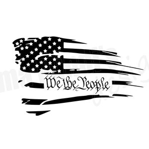Peut inclure: Un drapeau américain noir et blanc délabré avec les mots "We the People" écrits en écriture cursive.