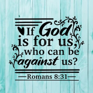 Op de afbeelding: Zwarte en witte typografie quote op een turquoise houten achtergrond. De quote luidt "Als God voor ons is, wie kan dan tegen ons zijn?" met de bijbelverwijzing "Romeinen 8:31" eronder.