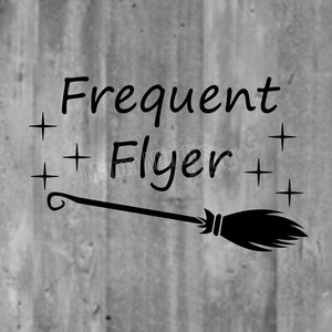 以下が含まれることがあります： 「Frequent Flyer」というテキストと、両側に星がついたほうきのシルエットが描かれた、白黒のグラフィックデザインです。