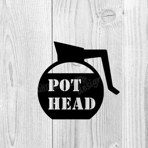 Op de afbeelding: Zwarte en witte silhouet van een koffiekan met de tekst "POT HEAD" in wit.