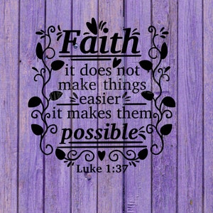 Könnte beinhalten: Lilafarbener Holzgrund mit einem schwarzen floralen Design und dem Text "Faith it does not make things easier it makes them possible" mit dem Bibelvers "Lukas 1:37".