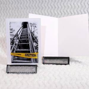 Parque infantil abandonado - Tobogán - Brillante - Tarjeta en blanco