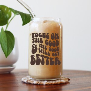 Concentre-se na boa xícara de café gelado, lata de vidro de 16 onças, xícara de café com citação positiva, presente de aniversário feminino