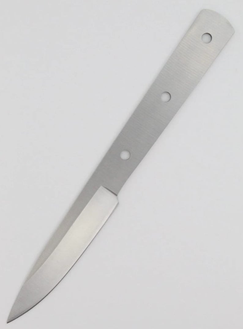 Op de afbeelding: Een zilveren mesblad met een afgeronde punt en vier gaten langs de rug. Het blad is ongeveer 20 cm lang.
