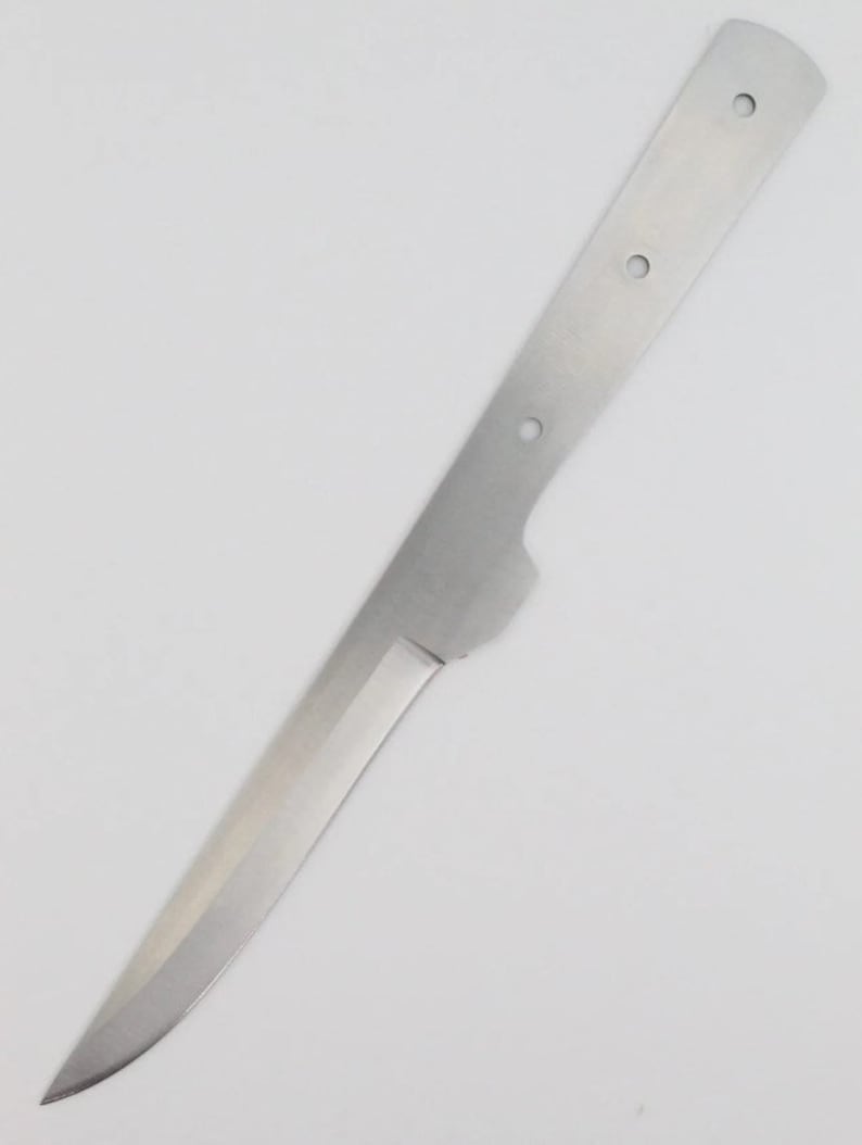 Op de afbeelding: Een zilveren mesblad met een afgeronde punt en een rechte snede. Het blad heeft drie gaten aan de bovenkant om een handvat te bevestigen.