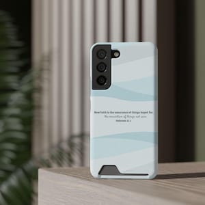Puede incluir: Funda de teléfono azul claro con base blanca y un patrón de ondas. La funda presenta el texto "Ahora bien, la fe es la certeza de lo que se espera, la convicción de lo que no se ve. Hebreos 11:1."