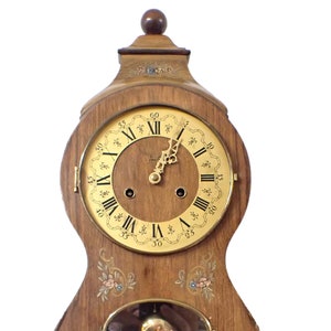Mauthe pendulum clock after Louis XV in the Neuchâtel style. 77 cm high. For restoration, with base, height 30 inches