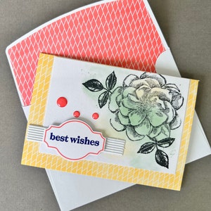 Beste wensen - mooie bloem, met geel/groen, bijpassende koraalenvelop, gebruik als felicitatie, of een prestatie, of gelukkige verjaardag