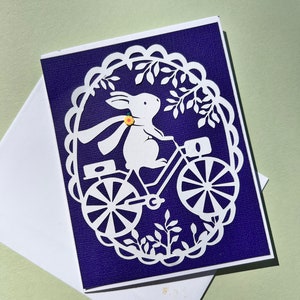 Carte de Pâques - lapin à vélo, papier cartonné violet, fleur jaune, adorable carte pour Pâques, avec sentiment, enveloppe assortie, carte mignonne Dainty !