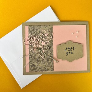 Solo para ti, tarjeta hecha a mano marrón/rosa, usos múltiples, cumpleaños, felicitaciones, solo una nota, sobre a juego, adornos agregan un sentimiento