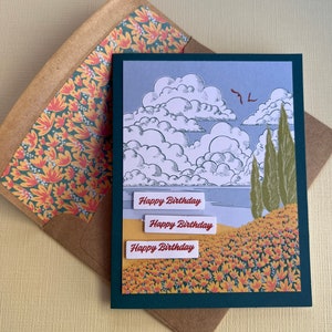 Joyeux anniversaire carte-fleurs et arbres, thème de la montagne. Papier cartonné vert, enveloppe fleurie assortie. Estampillé du sentiment à l'intérieur.
