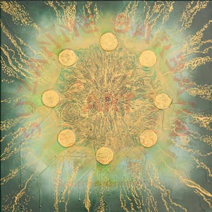 Op de afbeelding: Abstract schilderij met een donkergroene achtergrond en een centraal ontwerp met gouden cirkelvormige vormen en ingewikkelde gouden lijnen. Het kunstwerk heeft een textuur met een mix van groene, gouden en rode tinten.