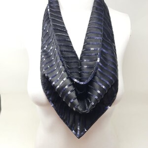 Erhöhen Sie Ihren Look mit diesem einzigartigen handgefertigten magnetischen Schal, Handpaillettenarbeit. Sein attraktives Design wird Ihren Look hervorragend machen.