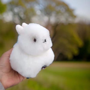 ベビーアルパカのウサギのぬいぐるみ。アルパカの毛皮で作られた、かわいくて抱きしめたくなるウサギ。自然なアルパカの色。ぬいぐるみ、アルパカのおもちゃ。