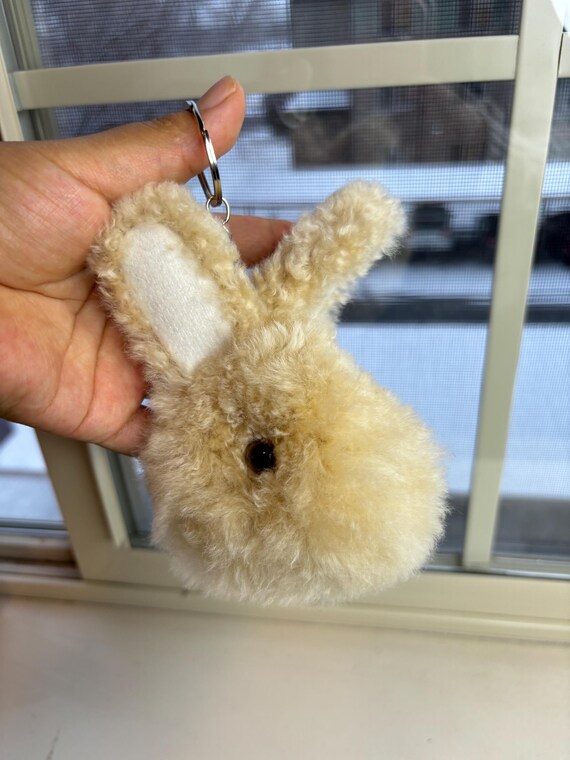 アルパカの毛で作られた、とても柔らかくてふわふわしたウサギの
