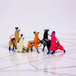 Llavero de llama de alambre de lana / Amuleto de animal colorido hecho a mano