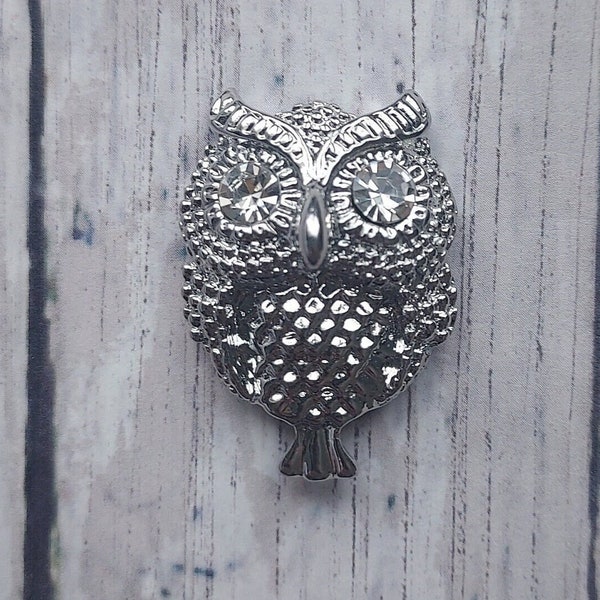 Cute little silver-tone Owl MAGNETIC brooch lapel. Bird pin, vintage style brooch. Owl jewelry.