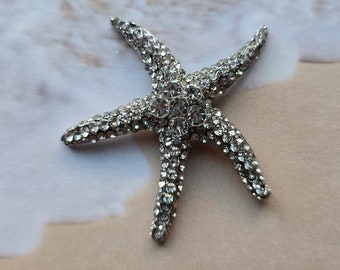 MAGNETIC brooch, Dazzling STARFISH set in silver-tone.  Magnetic clasp accessory. Crystal starfish brooch. Beach jewelry, summer jewelry.