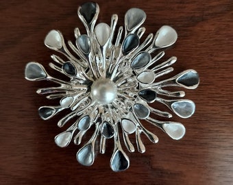 Modern silver, gray and white MAGNETIC brooch. Magnetic scarf pin. White and Gray scarf brooch. Winter brooch, wedding brooch.
