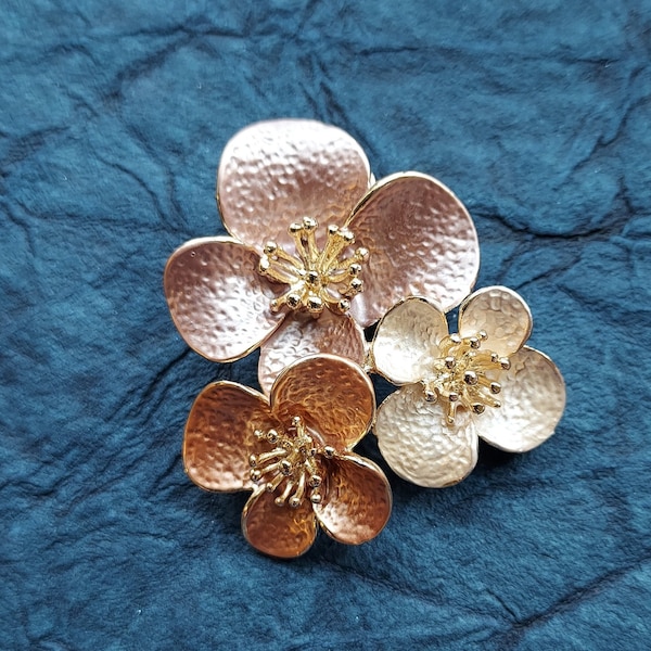 MAGNETIC BROOCH Copper and Rose Gold tone Flower Brooch. Magnetic scarf pin. Metal flower brooch.