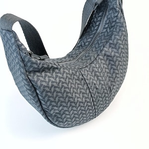 Sac bandoulière en jeans noirs, sac à bandoulière « Miaa », upcycling, pièce unique, Y2K, noir, gris, durable, sac banane, upcycling, cadeau