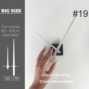 Puede incluir: Juego de manecillas y mecanismo de reloj. La imagen muestra un mecanismo de reloj cuadrado negro con manecillas plateadas. El texto de la imagen dice "Clock Hand XL + Clock Movement" y "For clocks 50 - 60cm diameter."
