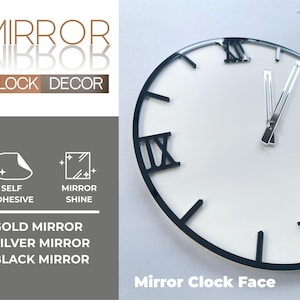 Könnte beinhalten: Ein schwarzes Spiegeluhrzifferblatt mit römischen Ziffern. Das Zifferblatt ist selbstklebend und hat einen Spiegelglanz. Der Text "Mirror Clock Face #11" befindet sich am unteren Rand des Bildes.