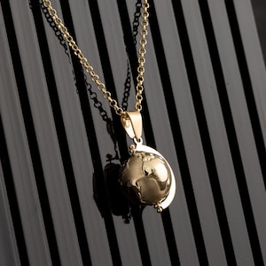 Herren Gold Reise Weltkarte in 3D Kreis Anhänger, zierliche minimalistische Erde Halskette, Reise Geschenk für ihn, 14k echte Goldkette, Herren Schmuck