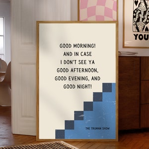 Pode incluir: Um cartaz branco com texto preto que diz "Good Morning! And in case I don't see ya Good Afternoon, Good Evening, and Good Night!" com um design de escada pixelada azul e cinza na parte inferior. O cartaz tem o texto "The Truman Show" na parte inferior.