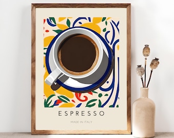 Könnte beinhalten: Ein gerahmter Kunstdruck mit einer Draufsicht auf eine Kaffeetasse, gefüllt mit Espresso. Die Tasse steht auf einer blau umrandeten Untertasse, darunter das Wort "ESPRESSO". Der Hintergrund hat ein farbenfrohes, abstraktes Design. Text: "MADE IN ITALY".
