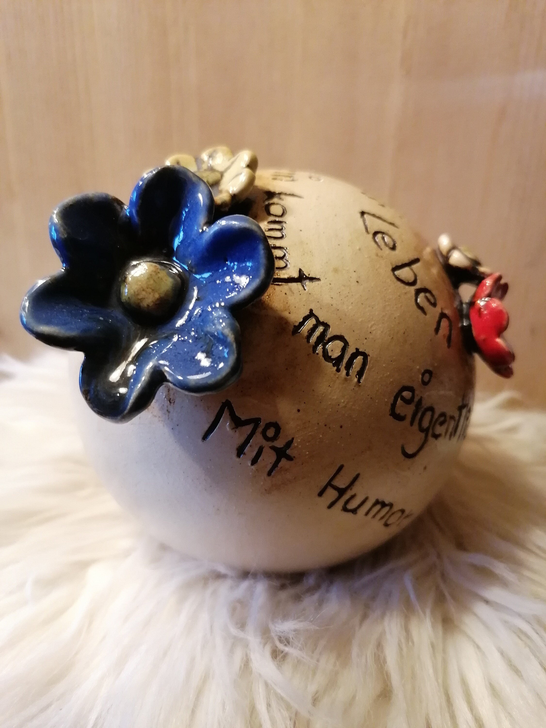 KeramikKugel mit Spruch Mit Humor, Selbstironie und genügend Wein