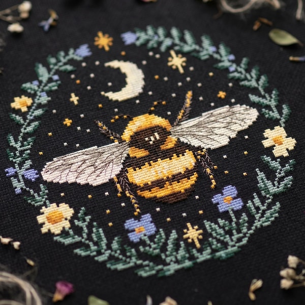 Bumblebee cross stitch pattern PDF - digital download – insect bee modern large realistic witchcraft witchy cottagecore dark embroidery CS44
