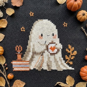 Modèle de point de croix fantôme – jolie broderie d'Halloween, couture d'automne confortable, motif de cerceau coeur fantôme tenant un coeur, couture d'automne PDF CS40
