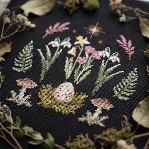 Kreuzstichmuster Hexenwald – Folklore Frühling Sampler PDF CS112