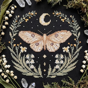 Motte und Maiglöckchen Kreuzstich Stickmuster PDF - digitaler Download - Insekt Mond Blume Hexe Handarbeit einfach Zählbild modern CS11