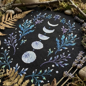 Modèle de point de croix sorcière d'hiver PDF - phases de lune astronomie décor forêt fond noir mère nature nuit - téléchargement numérique CS118