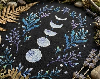Patrón de punto de cruz de bruja de invierno en PDF: fases lunares, astronomía, decoración forestal, fondo negro, madre naturaleza, noche - descarga digital CS118