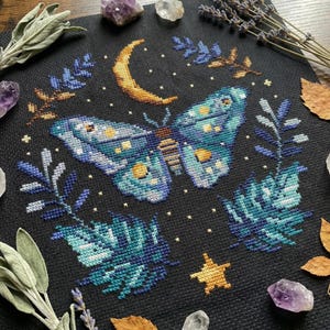 Stickmuster mit Motten PDF PDF - Halbmond dunkel Academia Goth Ästhetik Insekt modern Gothic Schmetterling CS5