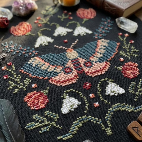 Kreuzstich Stickmuster mit Hexenmotte - Mystische Stickerei Stickmuster zum Aufklappen und Aufhängen