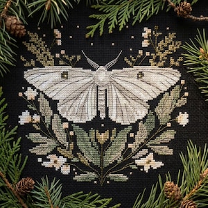 Weiße Motte Kreuzstich Stickmuster PDF - Insekt modern Schmetterling Gothic Hexennacht Blumen Hexerei mystisch Wald - digitaler Download CS172