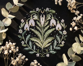 Patrón de punto de cruz de campanillas de invierno: diseño floral primitivo sobre fondo negro, bordado primaveral en PDF - descarga digital CS39