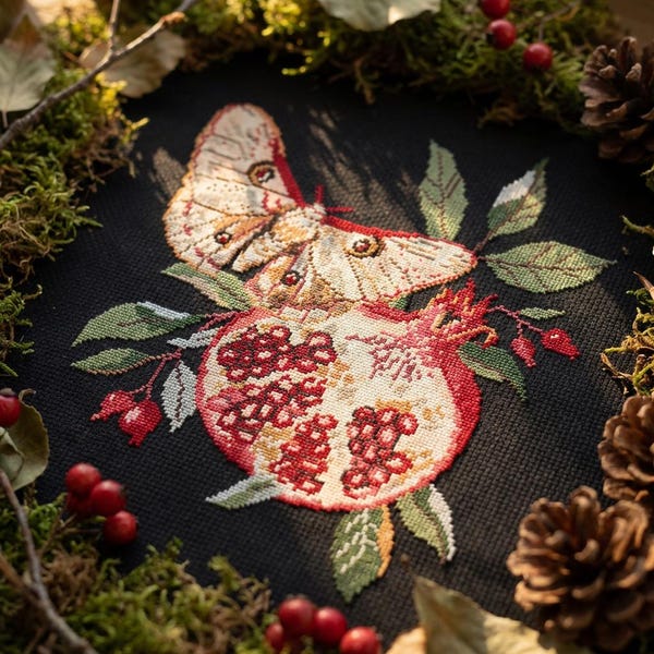 Persephone Motte Kreuzstich Stickmuster PDF - digitaler Download - Schmetterling Insekt Granat Totenkopf Motte Natur Blume Ernte CS53