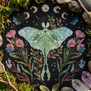 Patrón de punto de cruz de polilla lunar en PDF - descarga digital - gótico, brujería, fase lunar, naturaleza, floral, moderno, insecto, noche, bordado místico CS61
