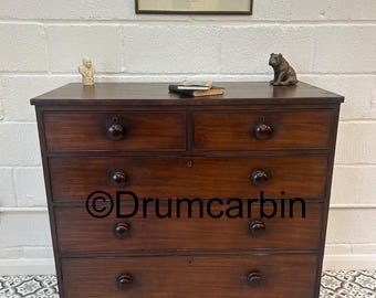 Puede incluir: Una cómoda de madera marrón oscuro con dos cajones superiores pequeños y tres cajones inferiores de ancho completo, cada uno con pomos de madera redondos y bocallaves. El mueble se apoya sobre cuatro patas de soporte con un faldón curvo.