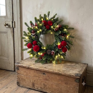 20 Inch Pre Lit Christmas Wreath, 20 Battery LED Lights with Timer, Pine Cone Farmhouse Front Door Indoor Outdoor Holiday Decor