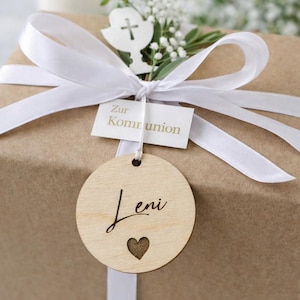 Geschenkanhänger aus Holz personalisiert mit Namen | runder Anhänger graviert | Geschenkidee mit Herz für Kommunion, Taufe, Geburtstag