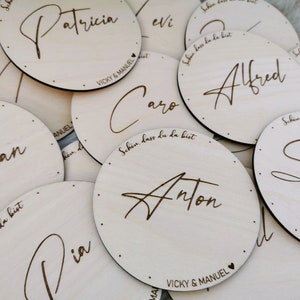 Personalisierte Platzkarten aus Holz für Hochzeiten – Individuelle Tischkarten als Gastgeschenk vom Brautpaar