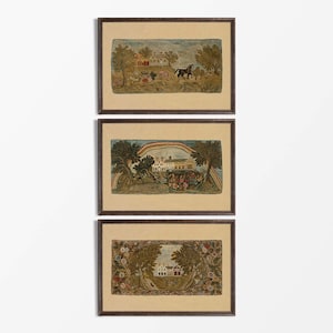 Può includere: Tre opere d'arte a punto croce con cornice rettangolare raffiguranti paesaggi. Il pezzo superiore mostra una casa e un cavallo, quello centrale una casa con un arcobaleno e quello inferiore una casa circondata da alberi e bordi floreali dai toni tenui.