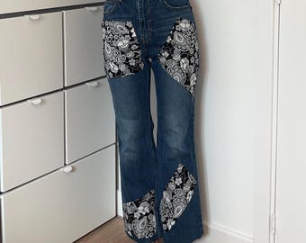 Omdesignade Levis Flared Jeans: Svart & Vitt Patchwork, Festivalmode