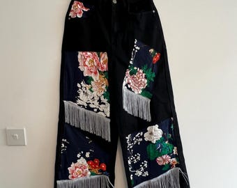 Svarta patchwork-jeansbyxor med blommiga fransar: Boho Festival-jeans